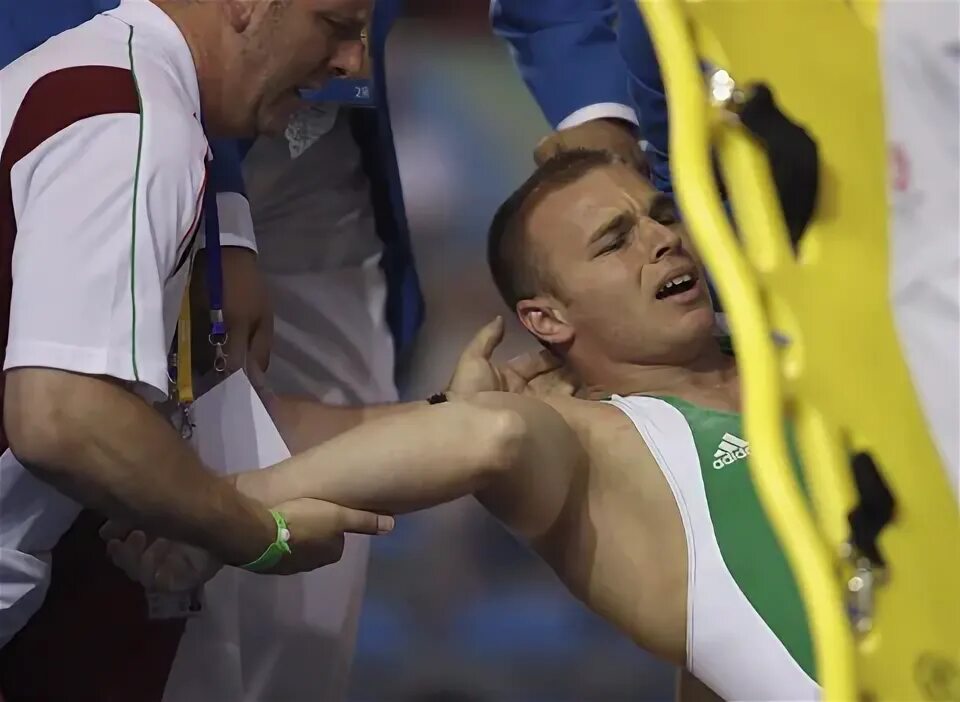 французский гимнаст сломал ногу на олимпиаде 2016 в рио. травмированные спортсмены. выступая на соревнованиях получил травму. спортивные травмы. янош бараньяи.