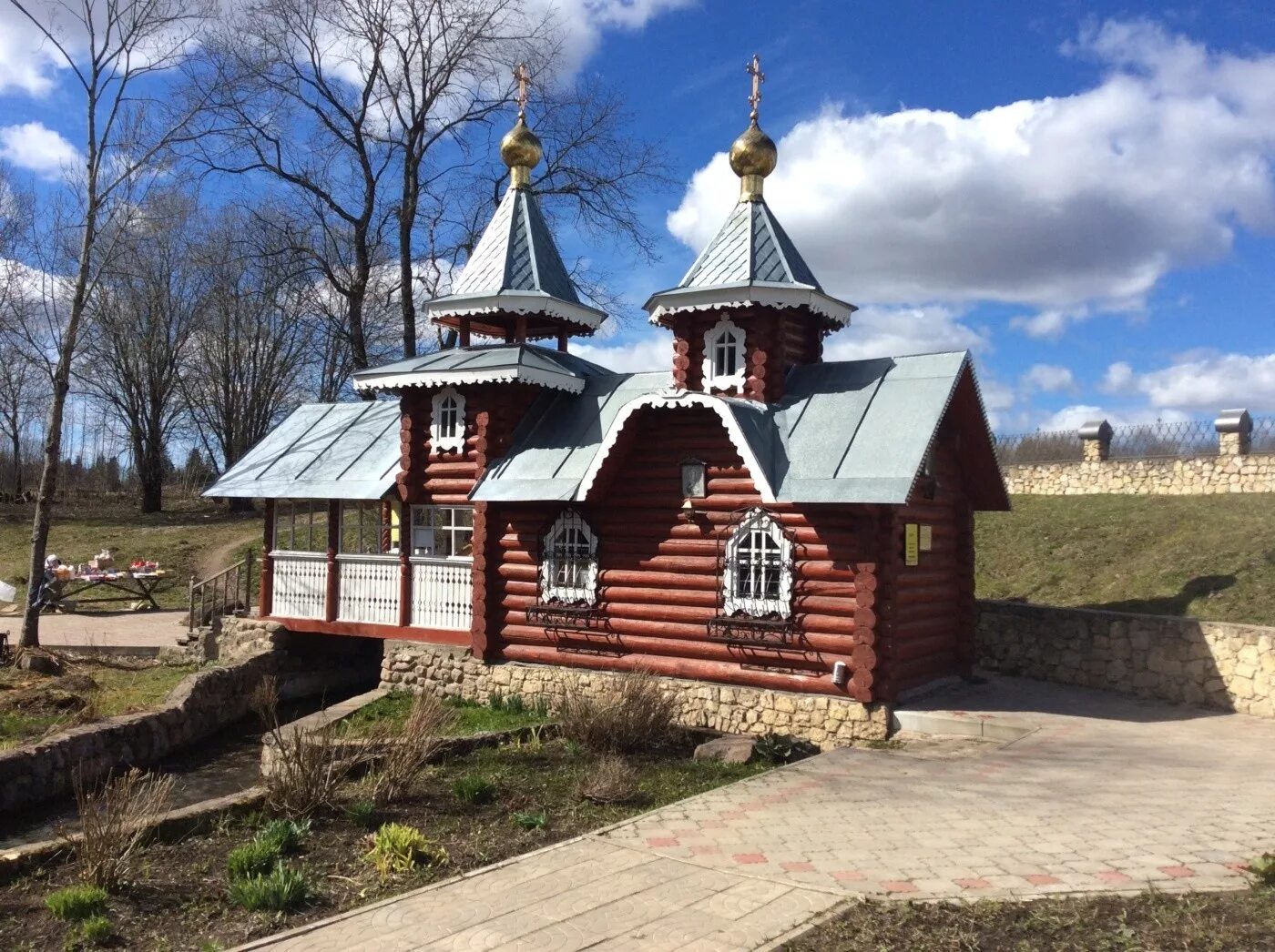 Источник святого пантелеймона. Святой Родник Пантелеймона Каложицы. Часовня Пантелеймона Каложицы. Каложицы Святой источник Пантелеймона целителя. Святой источник св. Пантелеймона в Каложицах.