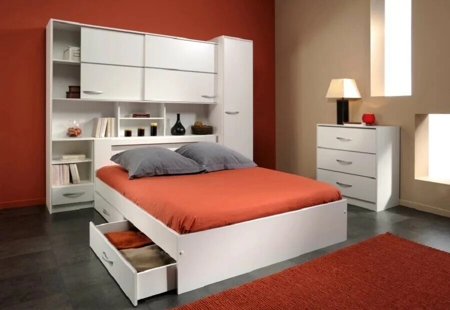 Шкаф кровать белая. Шкаф кровать. Кровать двуспальная со шкафчиками. Кровать с полками. Кровать с шкафчиками и полками двуспальная.