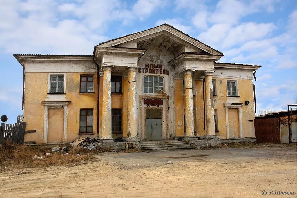 Поселок строительный. Ангарск ДК Строитель. Майский вокзал Ангарск. Старый Ангарск. Ангарск архитектура.