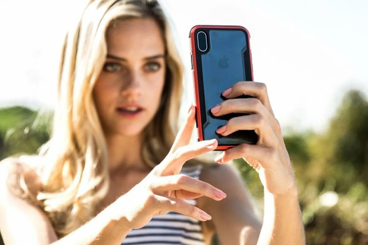 Девушка со смартфоном. Девушка со смартфоном в руках. смартфон селфи. фотосессия с телефоном в руках. селфи с телефоном.