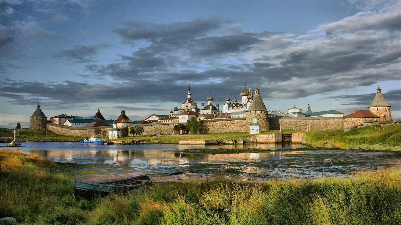 Соловецкие острова спасо-преображенский соловецкий монастырь. Соловецкий монастырь 5 класс. Этот небольшой город расположен на далеком архипелаге. Спасо-преображенский монастырь на соловецких островах. Соловецкий архипелаг соловки.