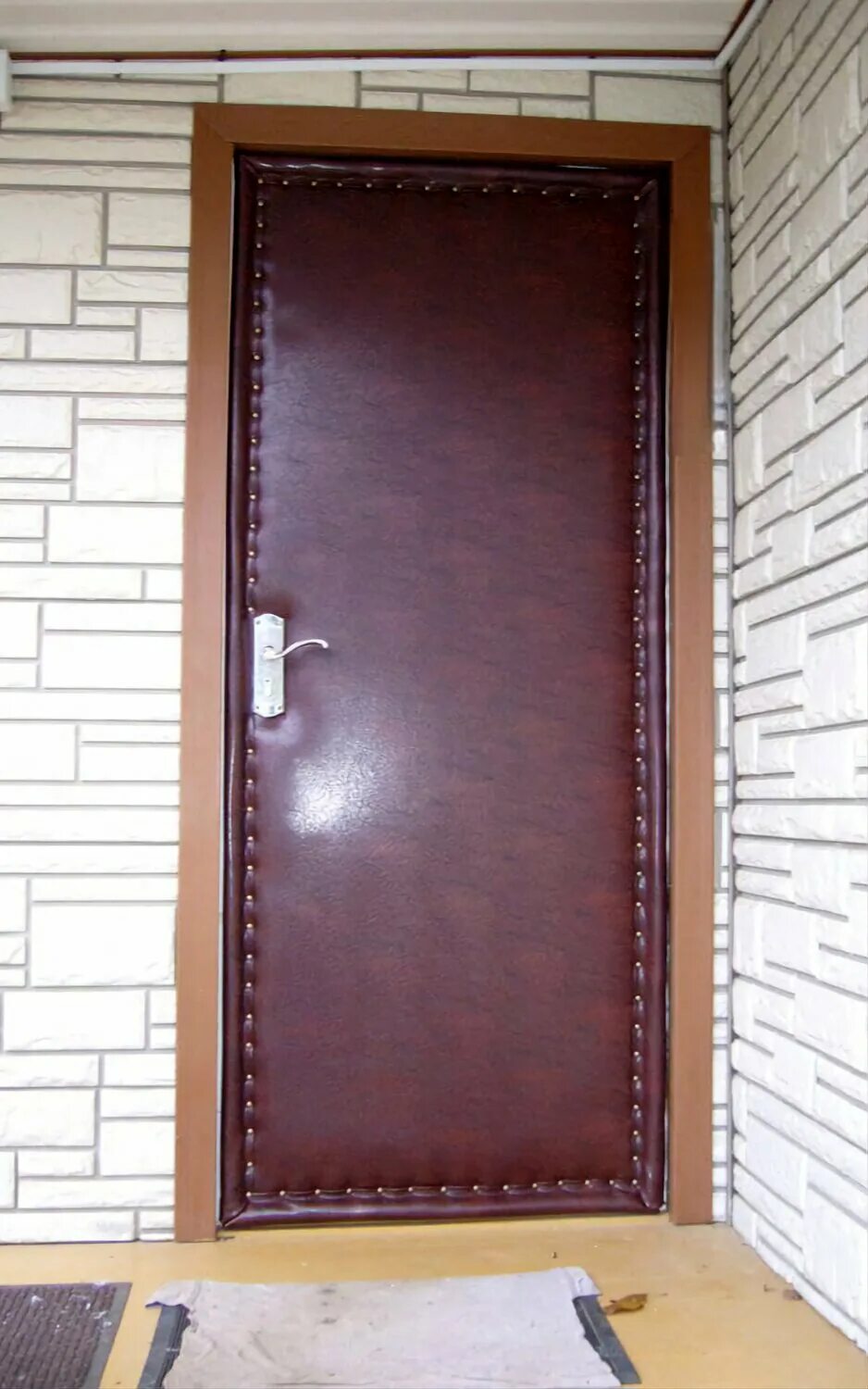 Утеплитель на входную дверь снаружи. Как обшить дверь снаружи. Обивка деревянной двери дермантином. Узоры для обивки двери дермантином. Как обшить дверь снаружи.