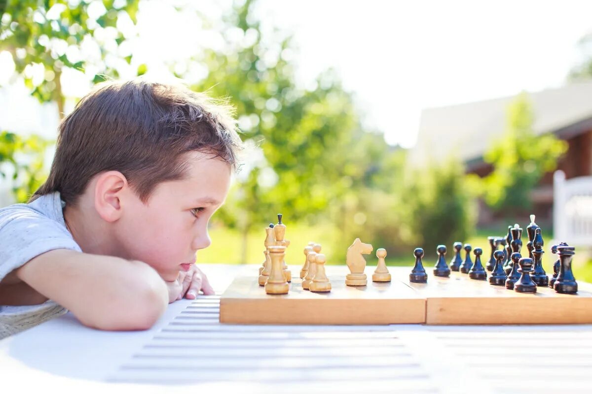 We like playing chess. Шахматы для детей. Дети играют в шахматы. Ребенок шахматист. Шахматы для дошкольников.