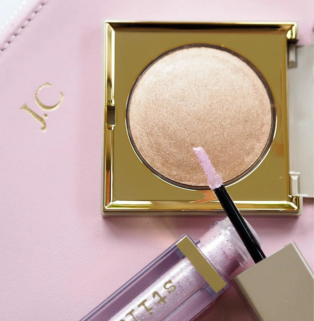 Glow highlighter. Хайлайтер глоу. хайлайтер глиттер. glow apple хайлайтер. glow highlighter eyeshadow.