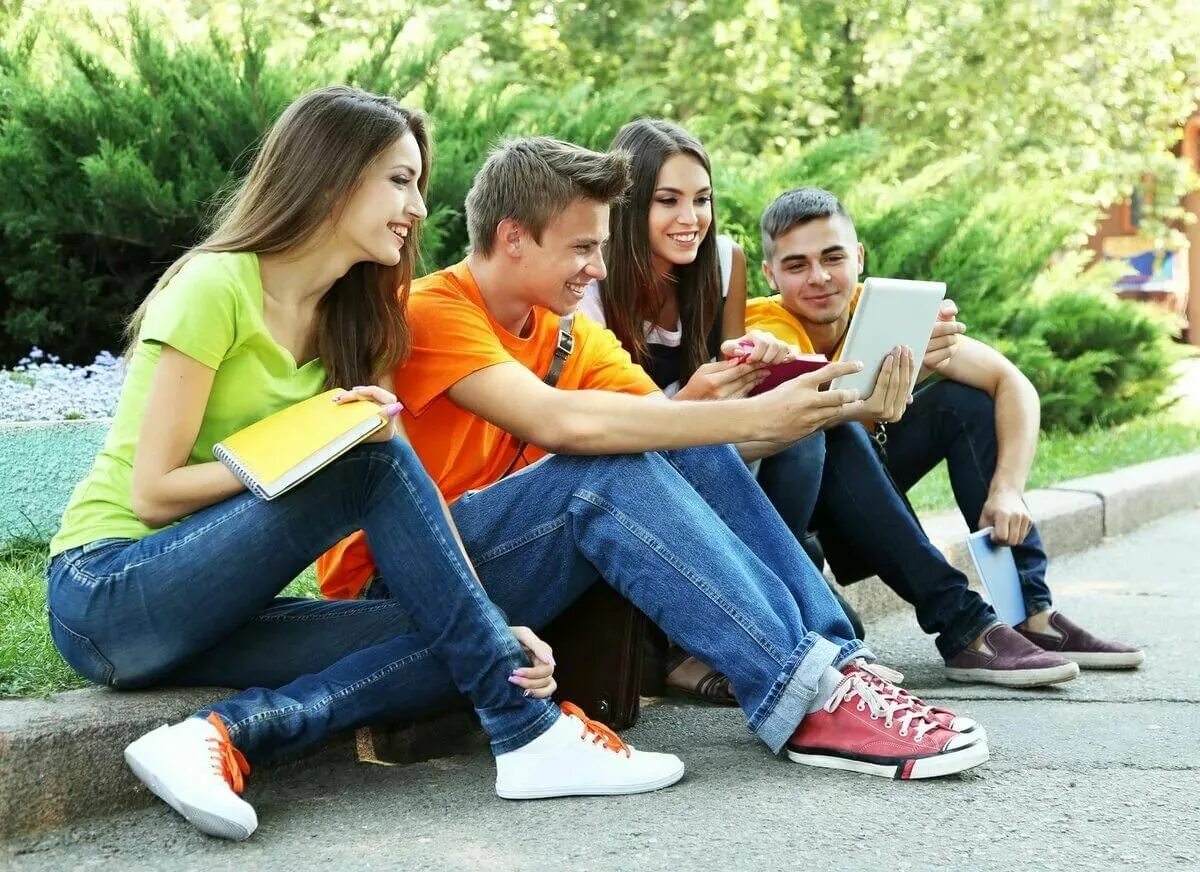 Уровень современной молодежи. Современная молодежь. Фото подростка. Жизнь подростка. Современная компания подростков.