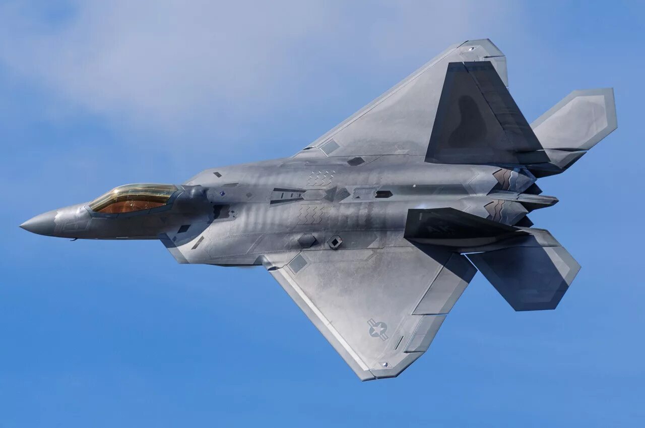 Поколение истребителей сша. F22 Raptor. Пятого поколения f-22 Raptor. F22 Raptor и т50. Т-50 истребитель.