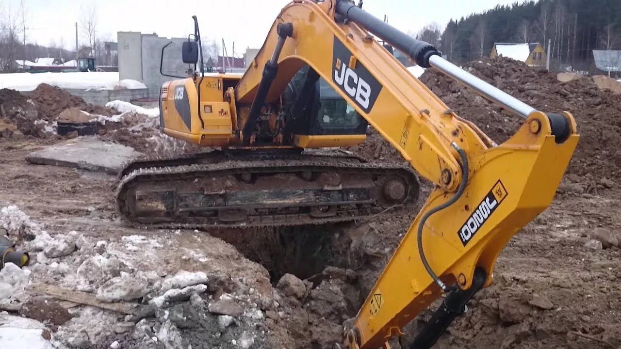 Экскаватор JCB 4 CX копает колодец. Экскаватор роет. Экскаватор копает яму. Экскаватор роет яму