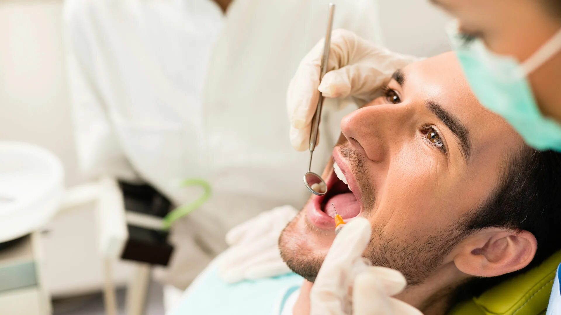 Лечение зубов цена отзывы. Стоматолог мужчина. Человек у стоматолога. Обследование у стоматолога.