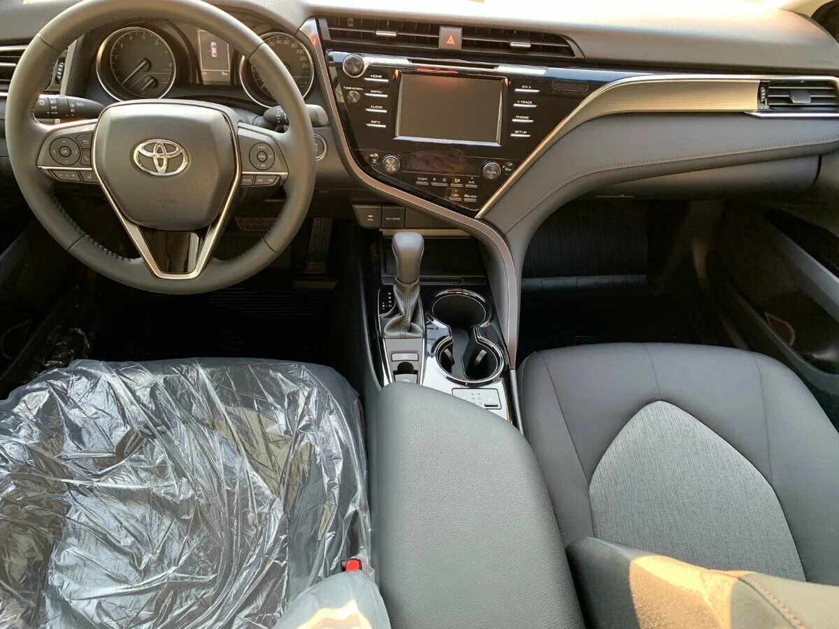 Toyota camry 2018 салон. 5 2018. Комплектация стандарт плюс. 5 тойота. Toyota camry 2019 салон.