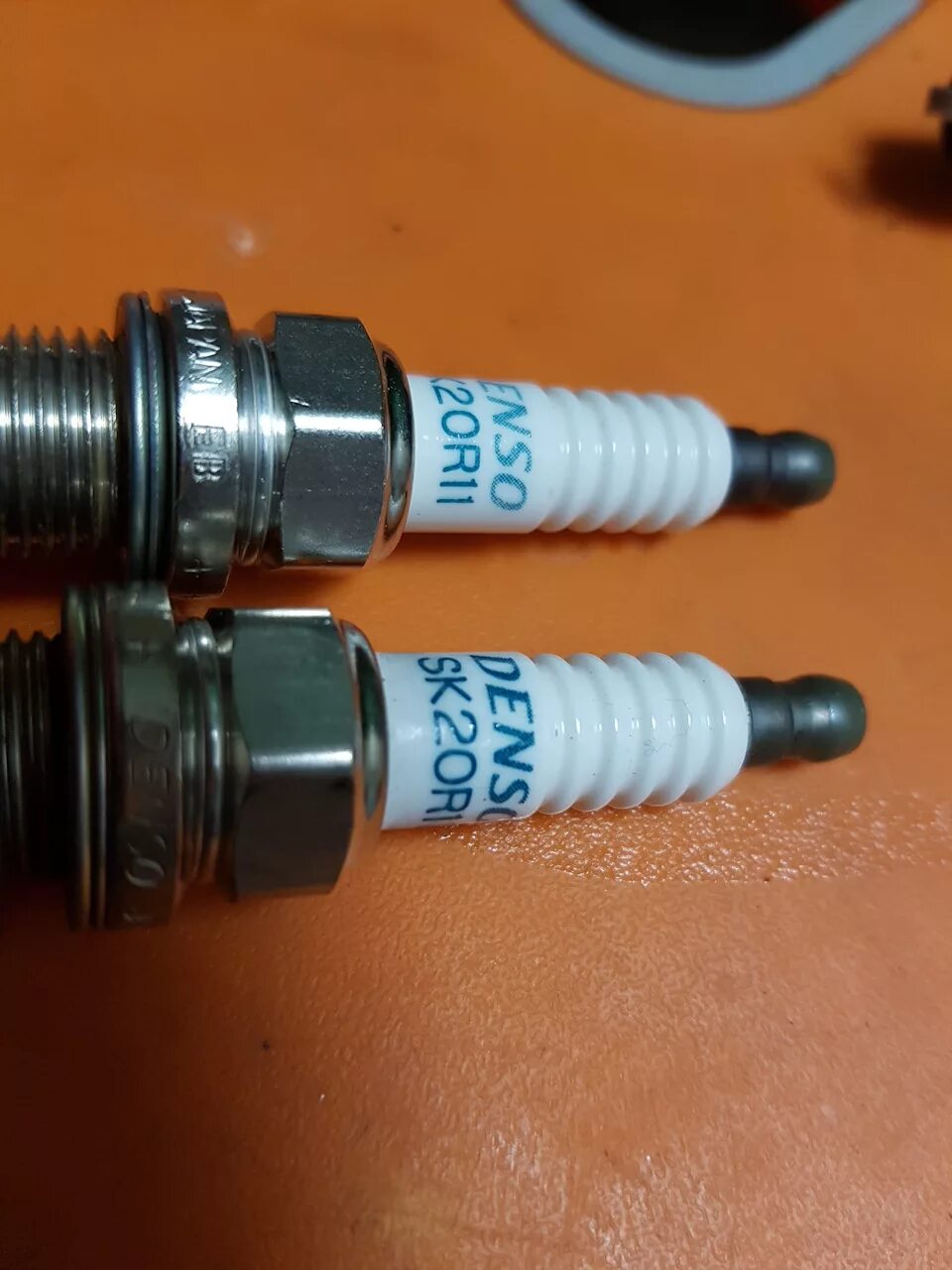 Denso sk20r11. Sk20r11 Denso. Denso sk20r11 свеча. Денсо свечи sk20r11 зазор. Sk20r11 Denso ресурс.