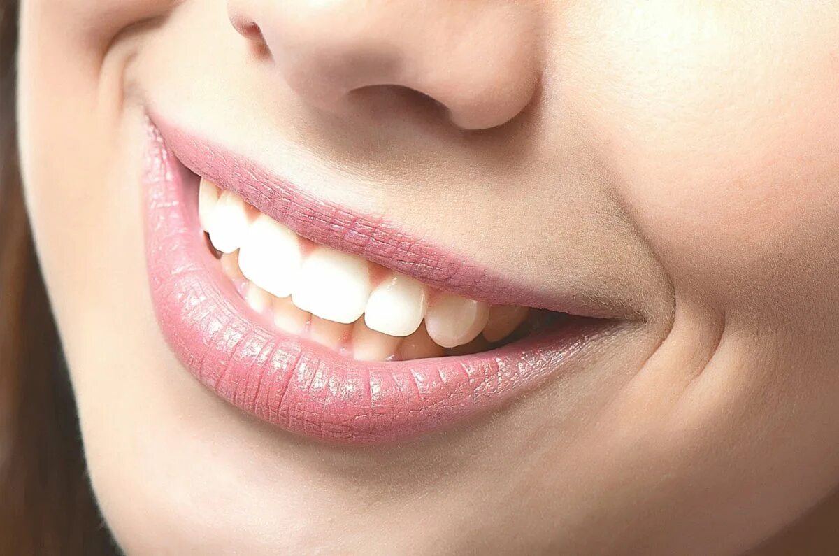 Красивые ровные зубы. Круглые зубы. Идеальная форма зубов. Голливудская улыбка. Голливудская улыбка виниры.