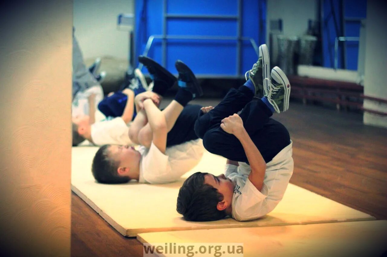 кувырок назад техника выполнения. кувырком играть. кувырок дети. кувыркаться в траве. кувырок дети.