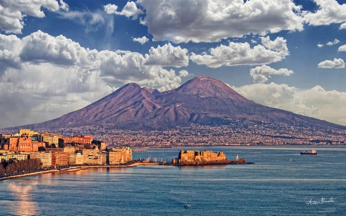 Mt vesuvius. Неаполитанский залив Везувий. Гора Везувий Неаполь. Вулкан Везувий. Неаполь вулкан Везувий.