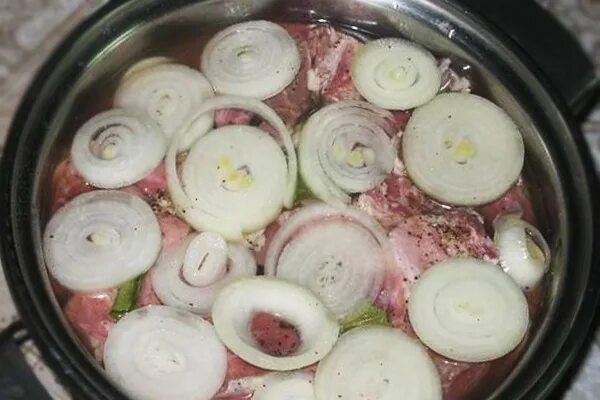 Маринуем свинину в луке