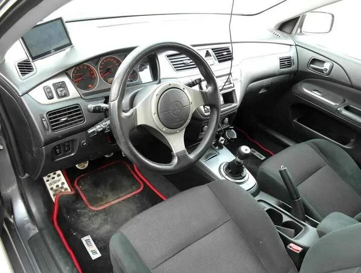 Лансер 9 как установить. Mitsubishi lancer 9 2.0 салон. митсубиши лансер 9 салон. лансер 9 спорт салон. митсубиси лансер 9 салон.