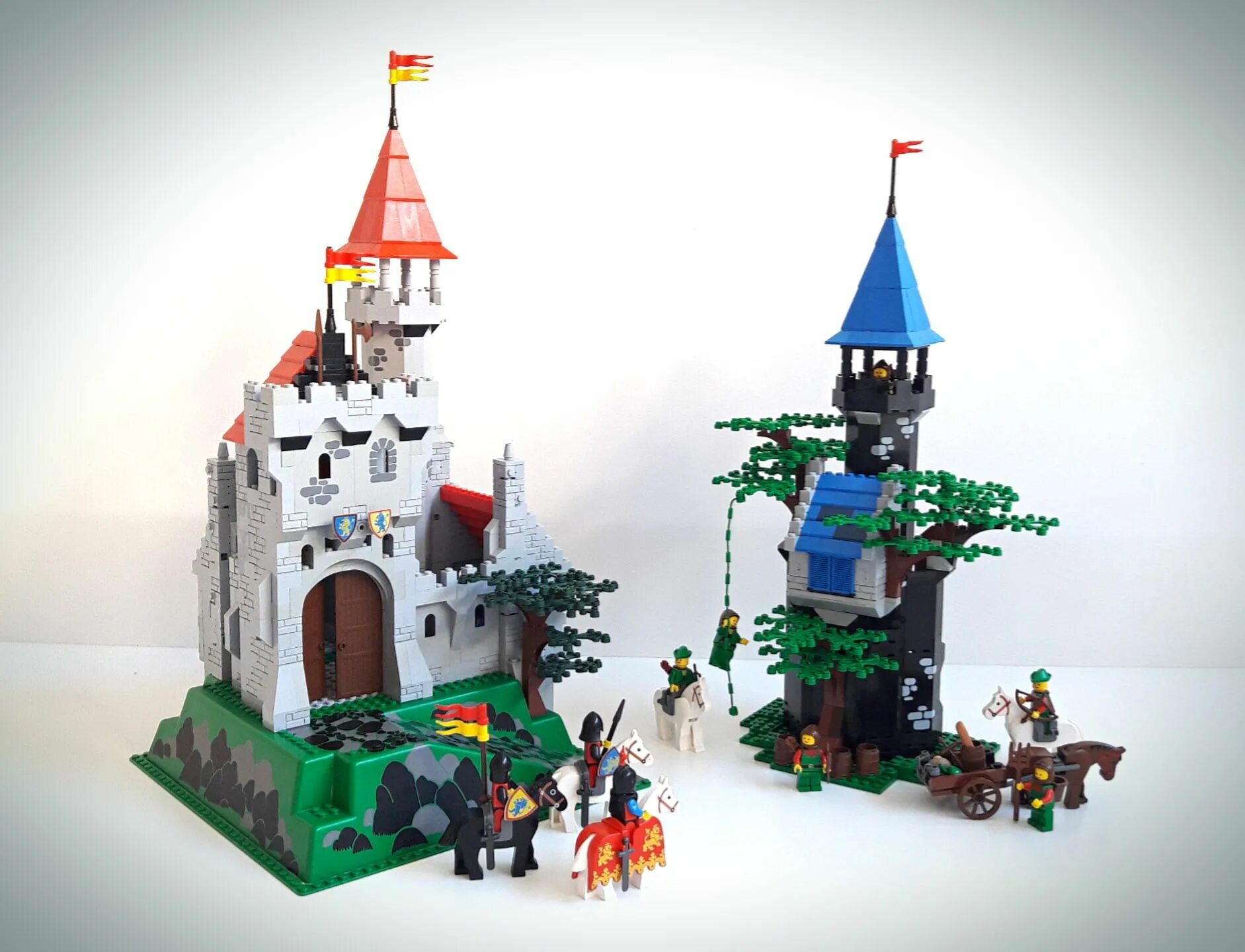 Замок недалеко от львова. Лего замок 2022 10305. Lego lion king castle 2022. Lion castle. Lego lion king castle 2022.