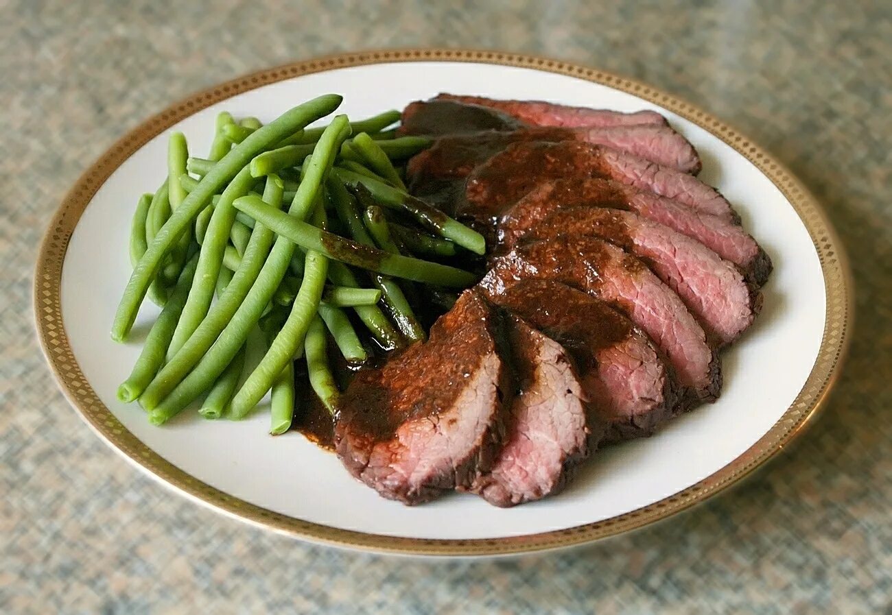 говядина рецепты приготовления быстро. имбирь соевый соус мясо. жаркое из говядины. блюда из лопатки говядины. имбирный соус к мясу.