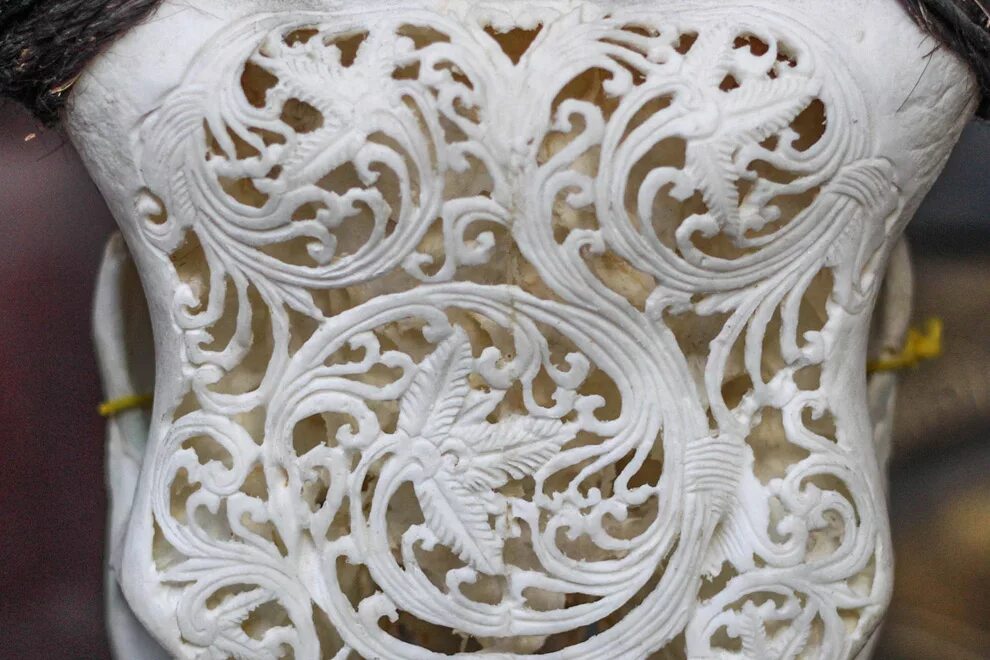 Ооо варко варнавинская резная кость. Холмогорская резьба по кости гребни. George owen кружевной фарфор. Костяное кружево холмогоры. Холмогорская резьба по кости.