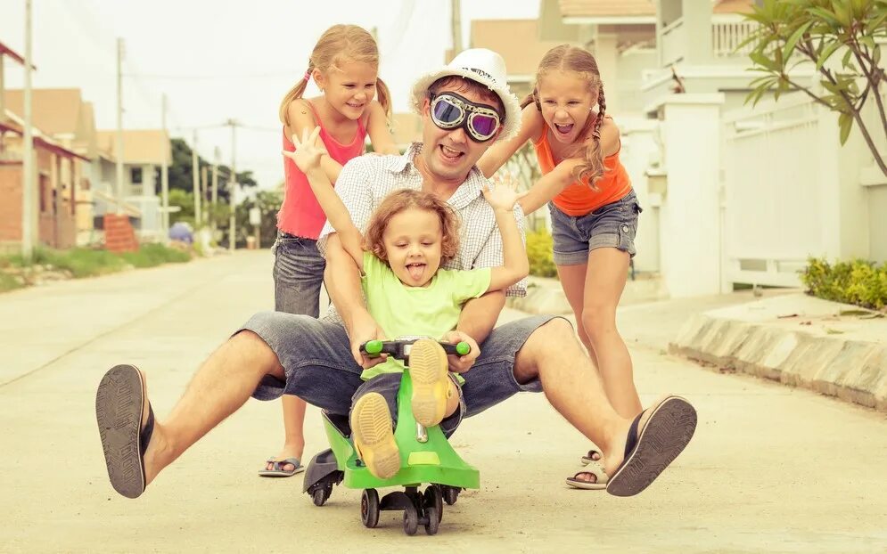 Памятка как стать лучшим другом своему ребенку. Веселые дети и взрослые. Консультации для родителей растим будущего читателя в доу. Как стать лучшим родителем. Разговор ребенка с родителями.