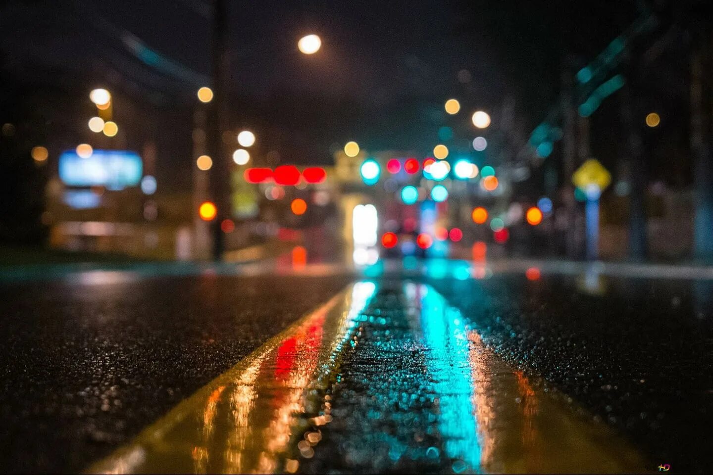 Ночь огни ремикс. Дождливая улица. Ночной город дорога. Ночной город дождь. Мокрая дорога.