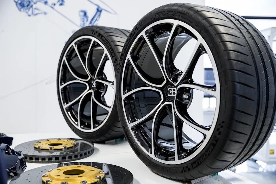 Шины бугатти. Колесо бугатти вейрон. шины бугатти вейрон. колеса bugatti chiron. шины на бугатти шерон.