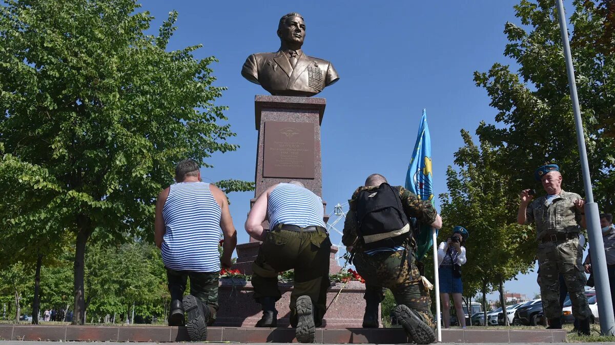 Памятник ВДВ Воронеж. С днем ВДВ. 2 Августа день ВДВ. День ВДВ Воронеж. Воронеж день россии