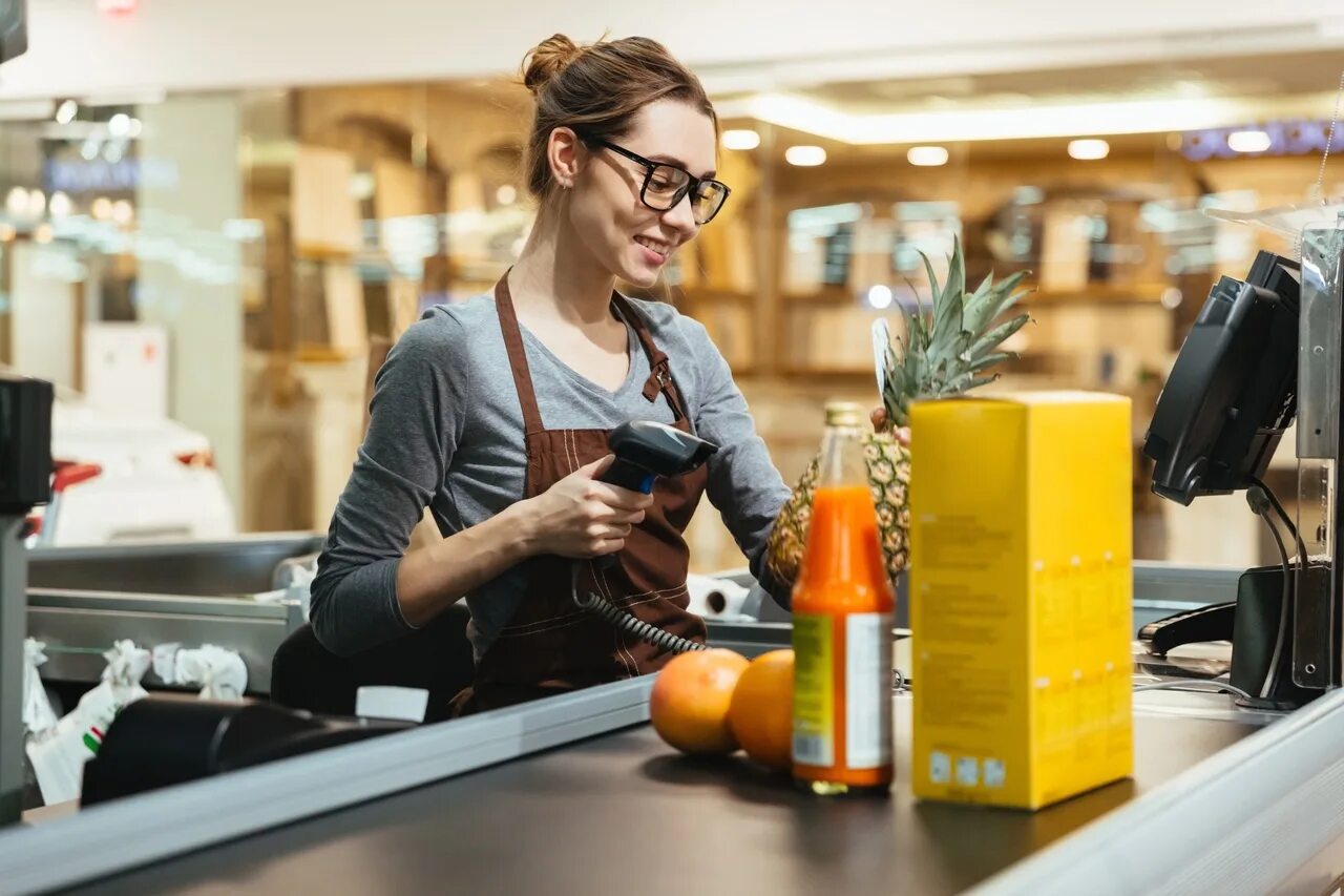 Бизнес обновился supermarket. Продавец кассир. Девушка за кассой. Кассир в магазине. Работники магазина.