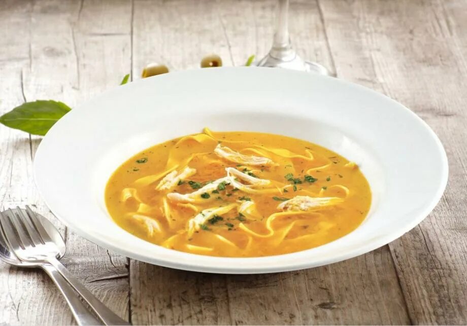 Куриная лапша ккал. Куриный суп. куриная лапша. суп-лапша с курицей. куриный суп с домашней лапшой.