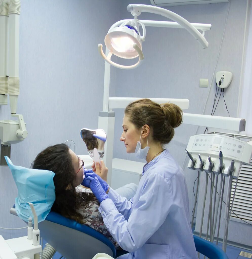 Стоматолог цена отзывы. Сайт стоматологии. Стоматологическая клиника. Стомотологическая клиника. Клинья стоматологические.