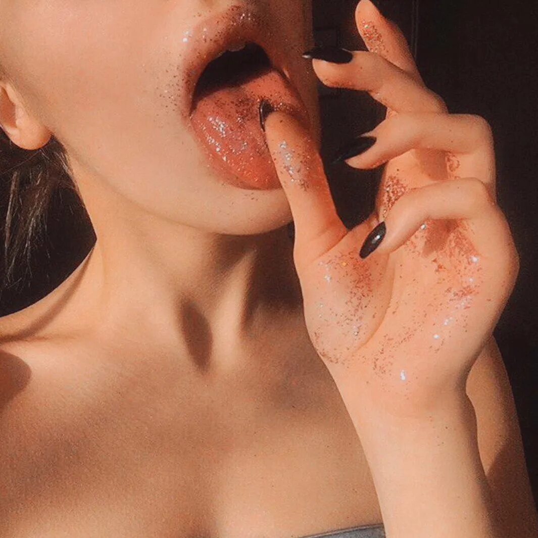 Твоя сука со мной. Красивые девушки с языком. Селфи с пальцем во рту. Девушка с высунутым языком.