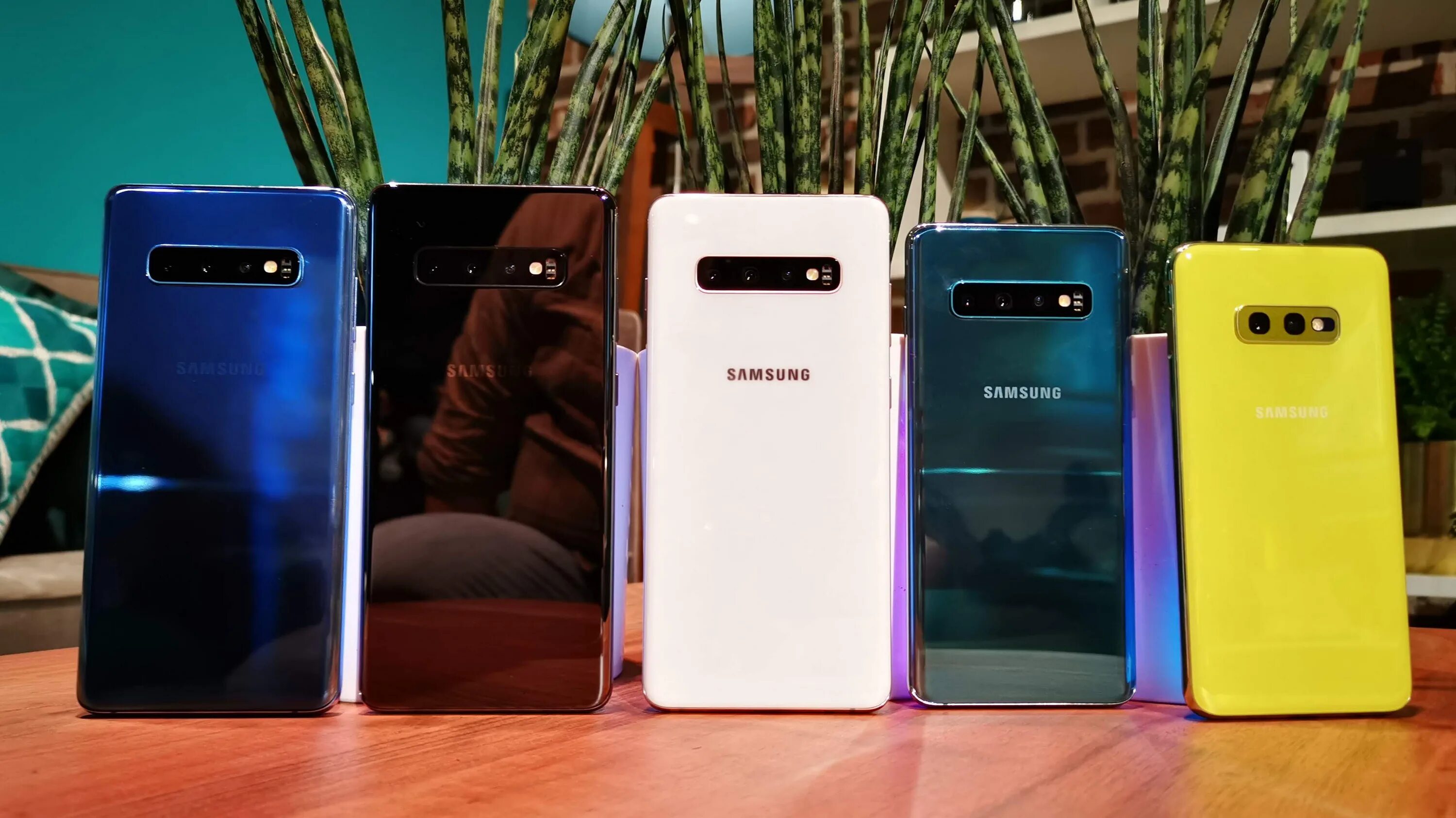 Телефоне е 10. Самсунг галакси с10е. Samsung Galaxy s10e. Самсунг галакси s10 цвета. Galaxy s10 Plus.