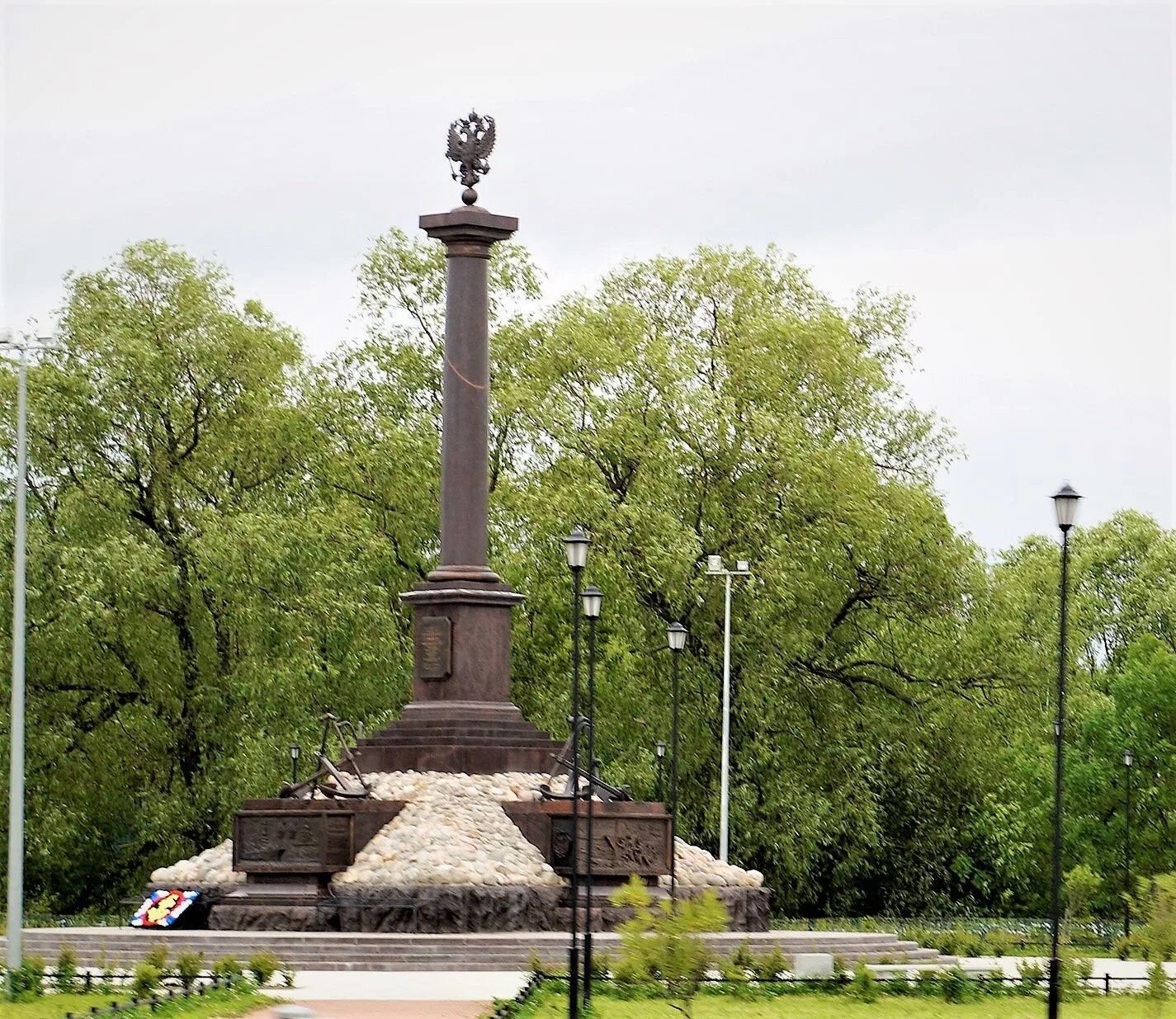 Города воинской славы питера. Кронштадт стела город воинской славы. Кронштадт стела "Кронштадт - город воинской славы". Памятная стела «город воинской славы Кронштадт.