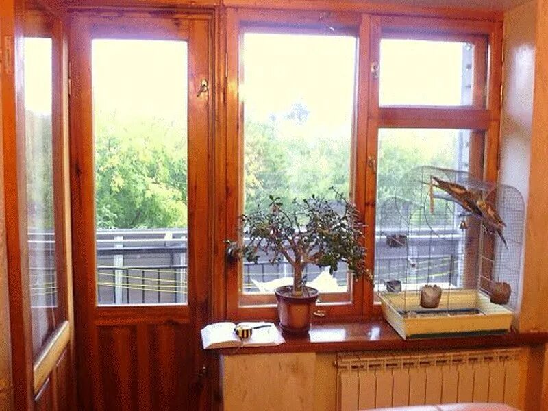 Реставрация окон цена. Реставрируем старые деревянные окна. Советские деревянные окна. Деревянные окна в хрущевке. Обновление деревянных окон.