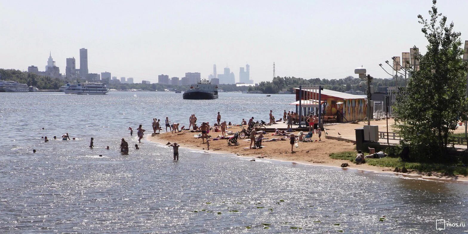 Парк тушино пляж. Пляжи в москве фото. Живописная бухта пляж рублево. Пляжи москвы. Щукинская озеро.