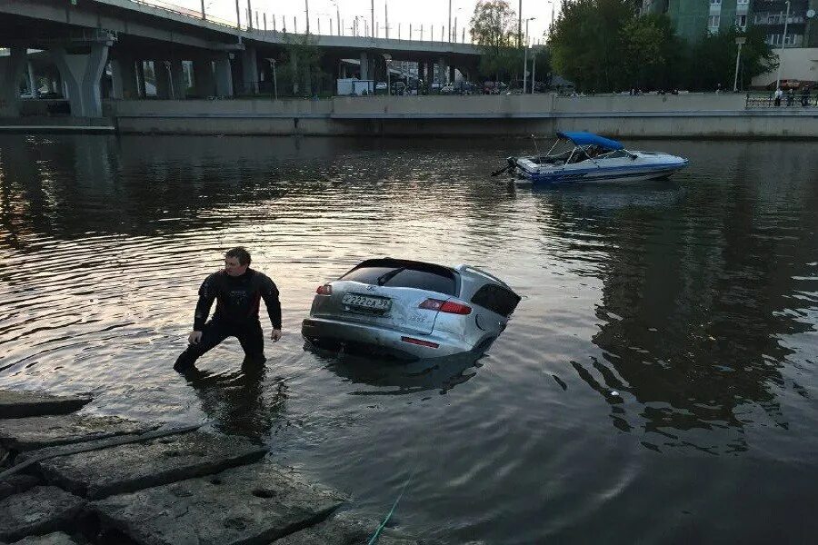 Утопленная машина. Авто утопленники. Утонувший автомобиль.