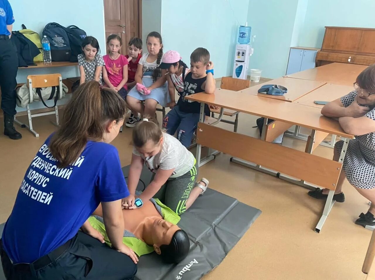 Уроки первой помощи в школах. Уроки первой помощи в школе. Поддержка в школе. Утреннее занятие волонтер. Специальной поддержка в школе.