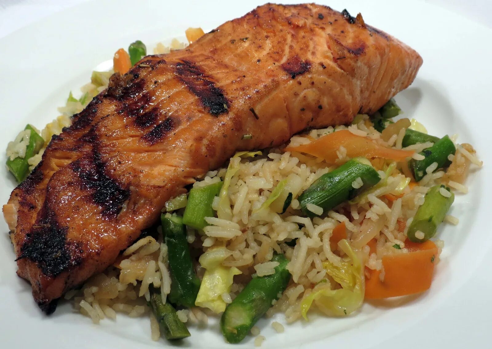 жареная рыба с рисом и овощами. фиш рис меню. рис с рыбой. рис с красной рыбой. рис с рыбой.