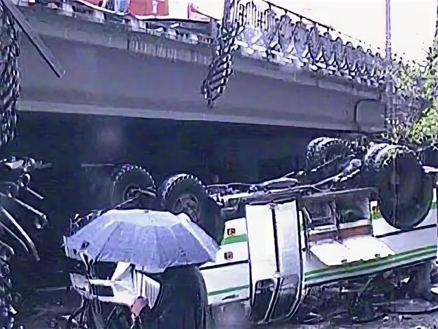Автобус упал с моста в питере сколько. Автобус упал с моста хабаровск 2005 год. автобус упал с моста хабаровск.