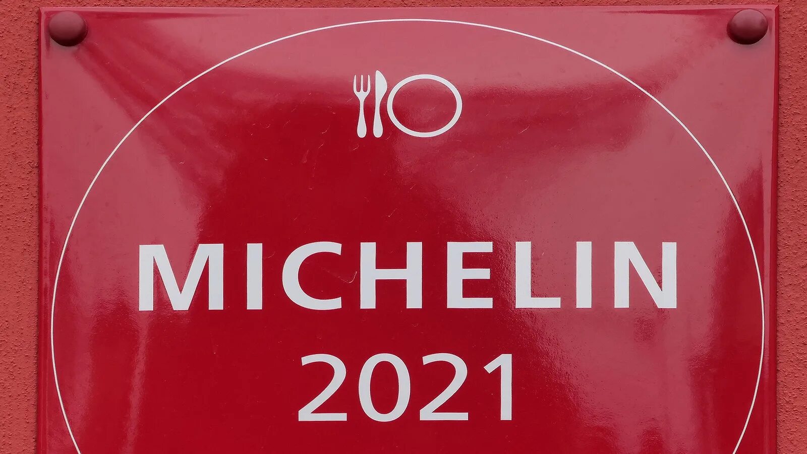 Первая звезда мишлен. Michelin Guide Moscow 2022. Michelin Guide 2021 Москва. Красный гид Мишлен 2021. Гид Мишлен Москва.