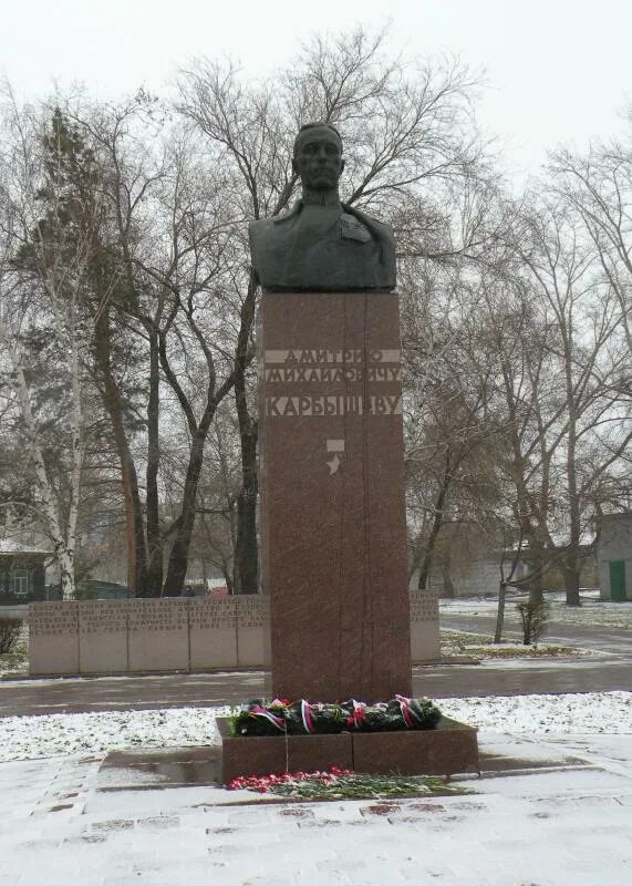 Карбышев омск. Памятник генералу Карбышеву в Омске. Бюст героя советского Союза д.м. Карбышева. Памятник д м Карбышеву в Омске. Карбышев Дмитрий Михайлович памятник в Омске.