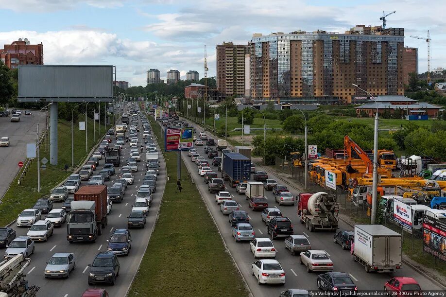 Пробки на дорогах в новосибирске. Варламов Новосибирск. Красный проспект Новосибирск пробка. Автомобильный транспорт. Пробки в городе Новосибирске.