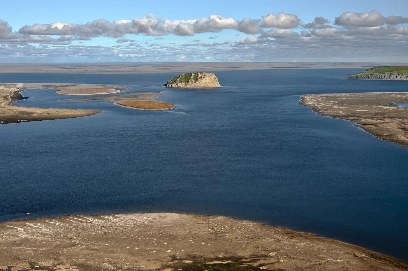 Река россии впадающая в два моря. Усть-Ленский заповедник Якутия. Остров столб Усть Ленский заповедник. Река Лена в море Лаптевых. Усть Ленский природный заповедник.