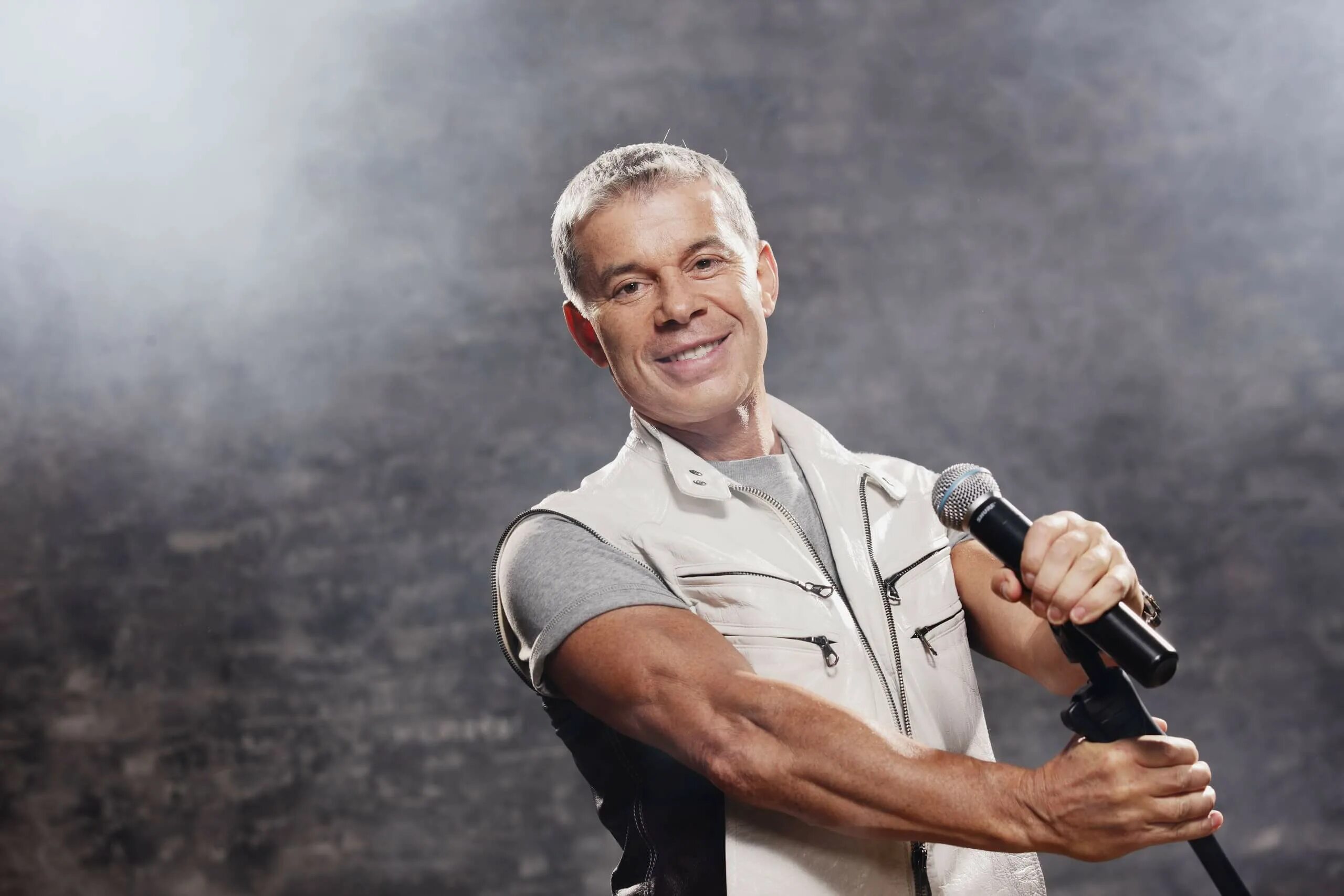 Олег газманов в тельняшке. Олег газманов никто кроме нас новый клип 2015. Солдат в тельняшке. Газманов десант. Олег газманов в тельняшке фото.