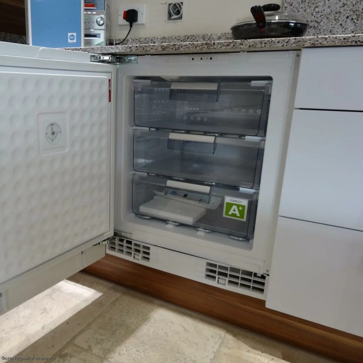 Встроенная морозильная камера ноу фрост. Neff g4344x7ru. Встраиваемый морозильник neff g4344x7ru габариты. Морозилка бош встраиваемая. Морозильник neff g4344x7ru.