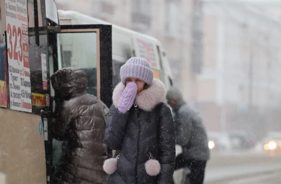 Сегодня был сильный мороз. Похолодание в Омске. Мороз в Омске. Сильный Мороз Омск. Скоро похолодает.