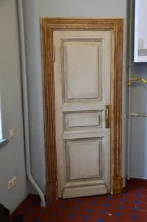Покраска старой деревянной двери