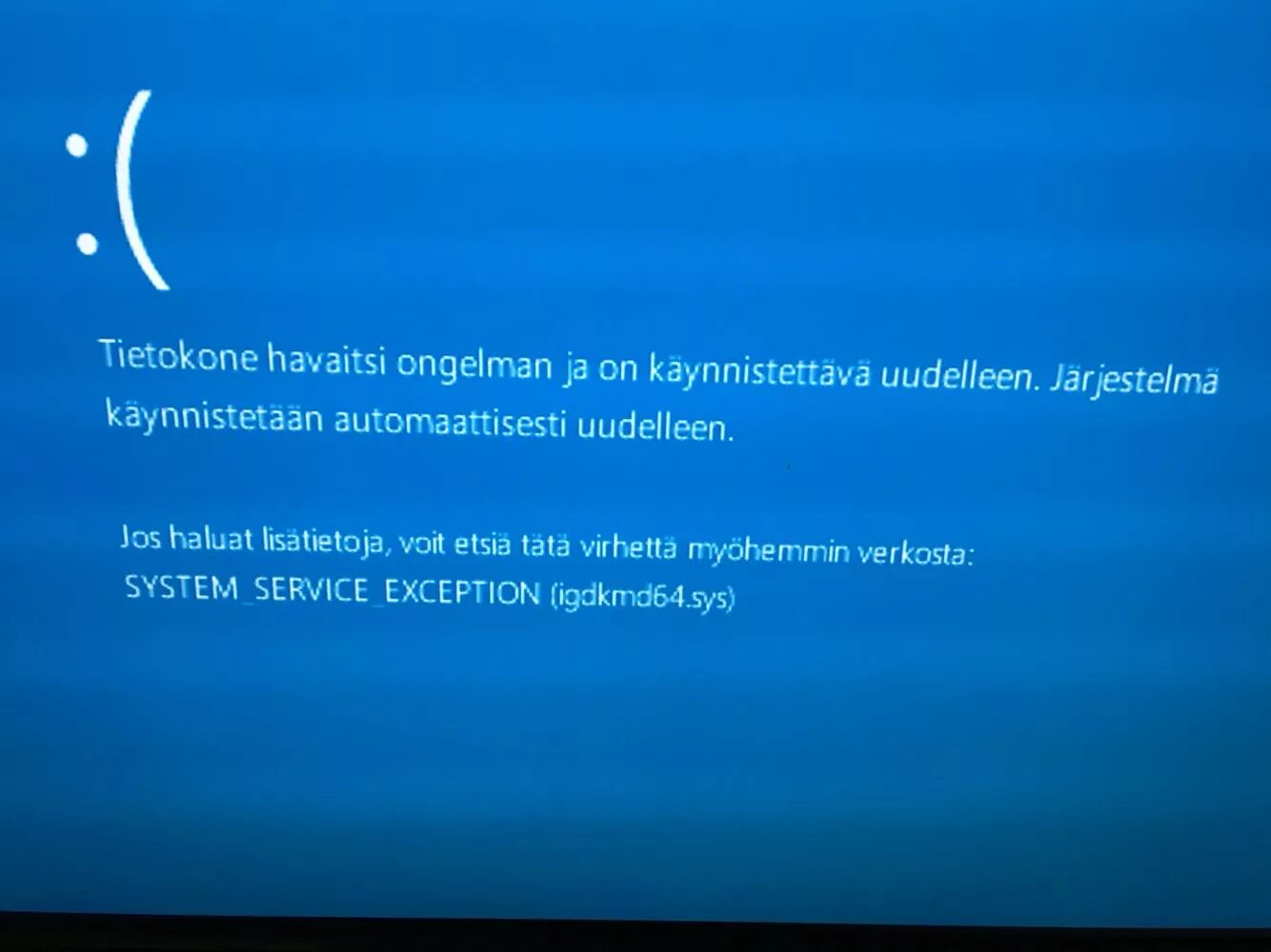 System failed exception. Синий экран смерти Windows. Экран смерти 10 винда. BSOD на мониторе. Экран ошибки виндовс.