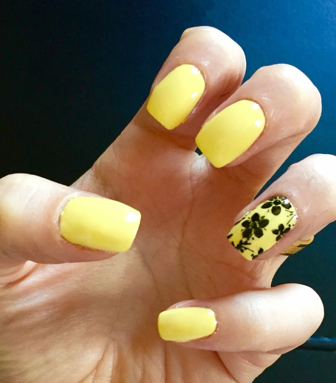 Лета желтая с черным. Желтый маникюр. Яркие желтые ногти. Маникюр в желтых тонах. Яркий желтый маникюр.