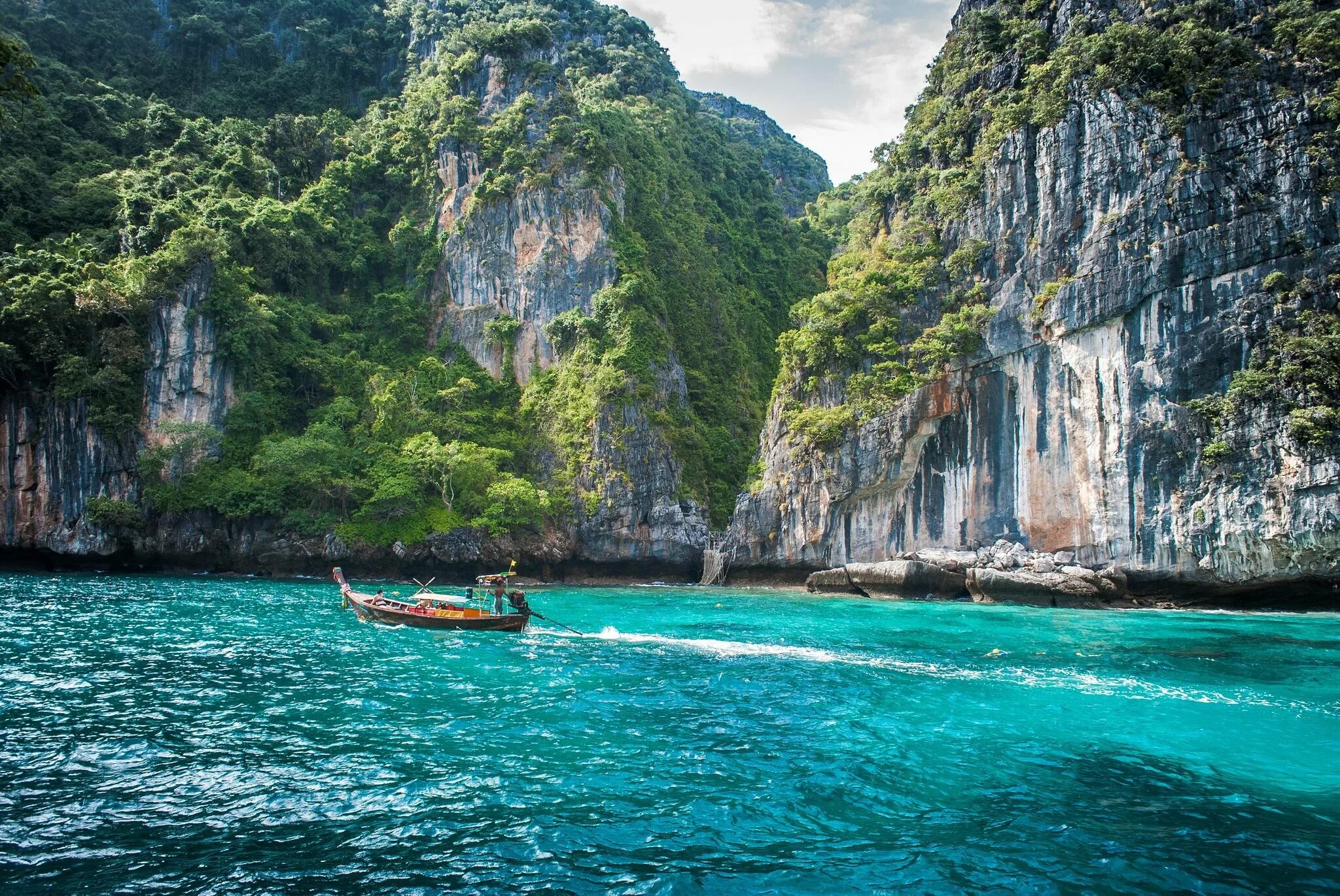 Таиланд на двоих. Остров Пхи-Пхи Таиланд. Пхукет Таиланд Пхи Пхи. Природа Тайланда Пхи-Пхи. Таиланд Пхи Пхи лодки.